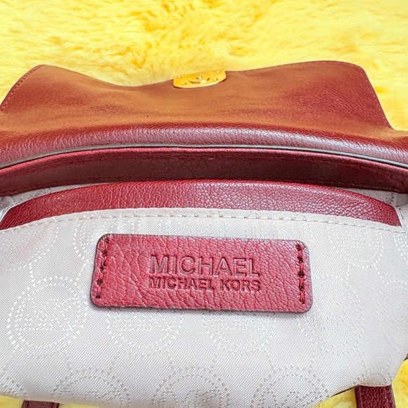 Michael Kors Burgundy Crossbody Bag with Gold Chain. Elegant pebble leather. - Picture 6 of 7